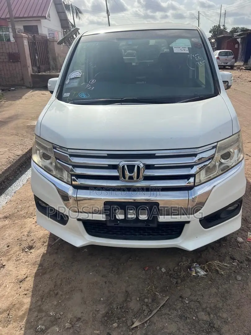 Honda Stepwgn 2013 White