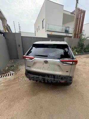Toyota RAV4 LE 2022 Silver