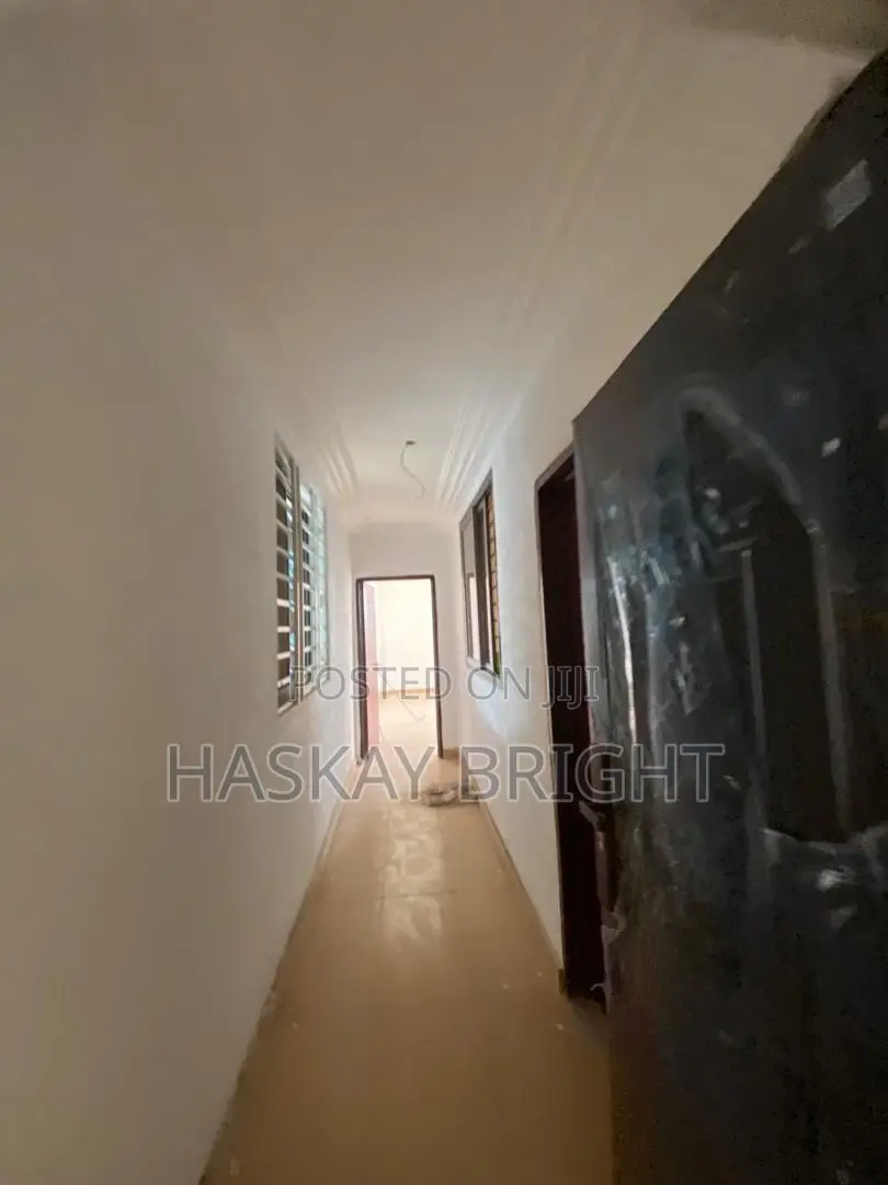 500 SQM Warehouse With 2 Unit 2 Bedroom Apartment for Rent at Achimota