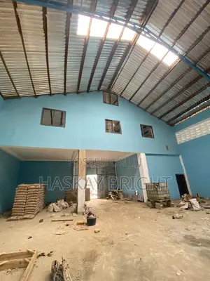 500 SQM Warehouse With 2 Unit 2 Bedroom Apartment for Rent at Achimota