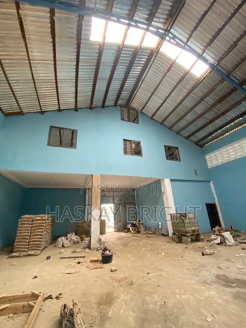 500 SQM Warehouse With 2 Unit 2 Bedroom Apartment for Rent at Achimota