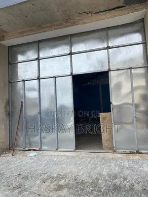 500 SQM Warehouse With 2 Unit 2 Bedroom Apartment for Rent at Achimota