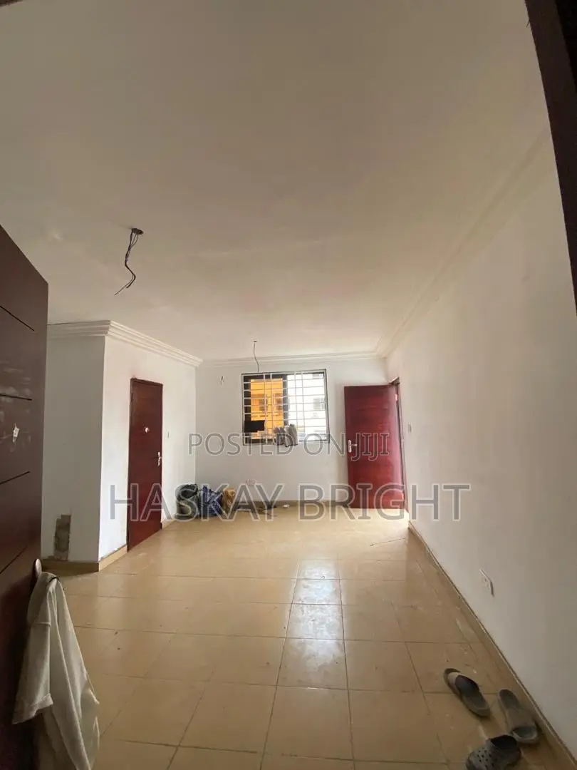 500 SQM Warehouse With 2 Unit 2 Bedroom Apartment for Rent at Achimota