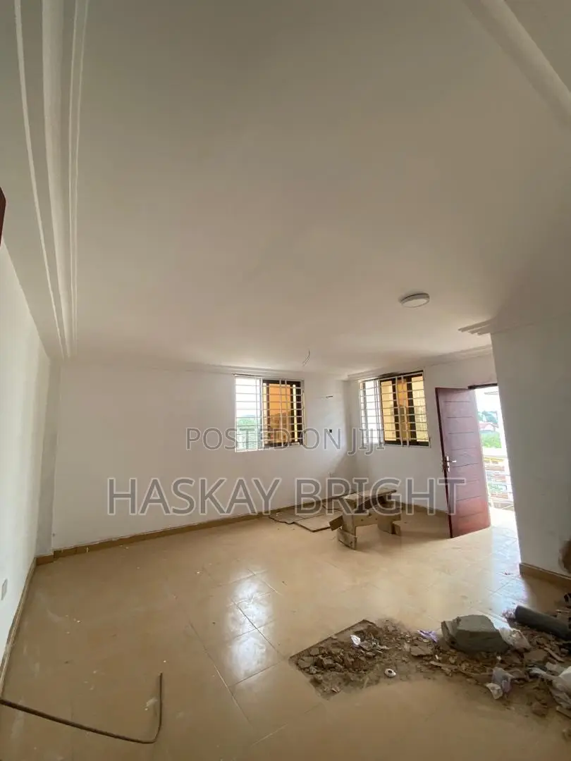 500 SQM Warehouse With 2 Unit 2 Bedroom Apartment for Rent at Achimota