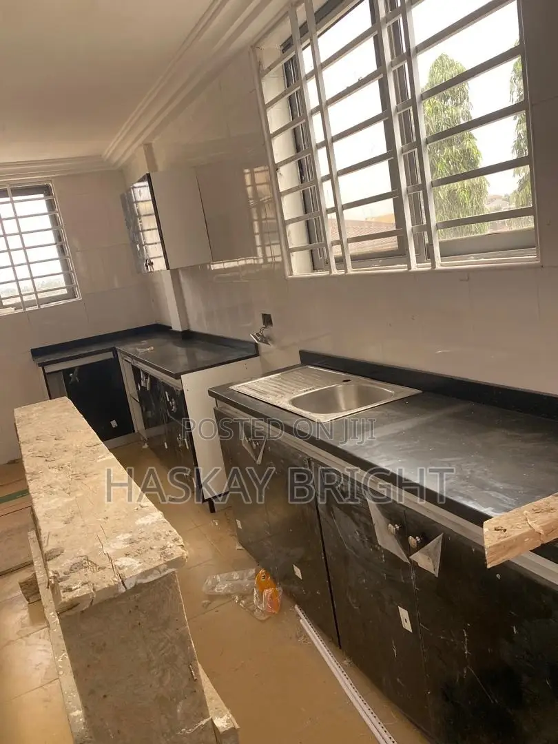 500 SQM Warehouse With 2 Unit 2 Bedroom Apartment for Rent at Achimota