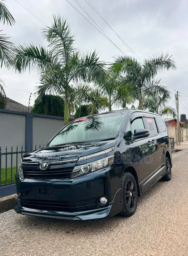 Toyota Voxy 2015 Black