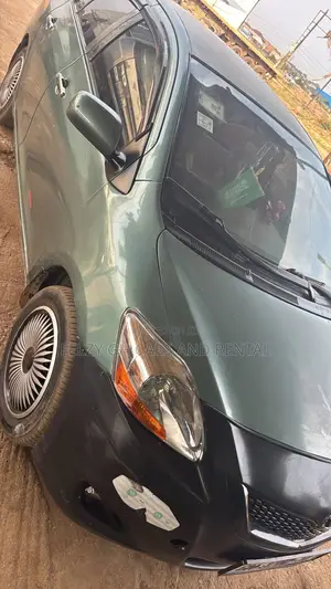 Toyota Yaris Base Sedan 4dr 2010 Gray