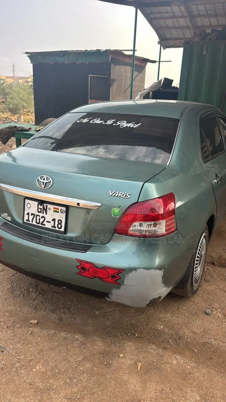 Toyota Yaris Base Sedan 4dr 2010 Gray