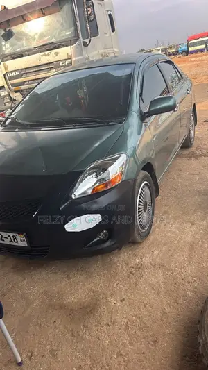 Toyota Yaris Base Sedan 4dr 2010 Gray