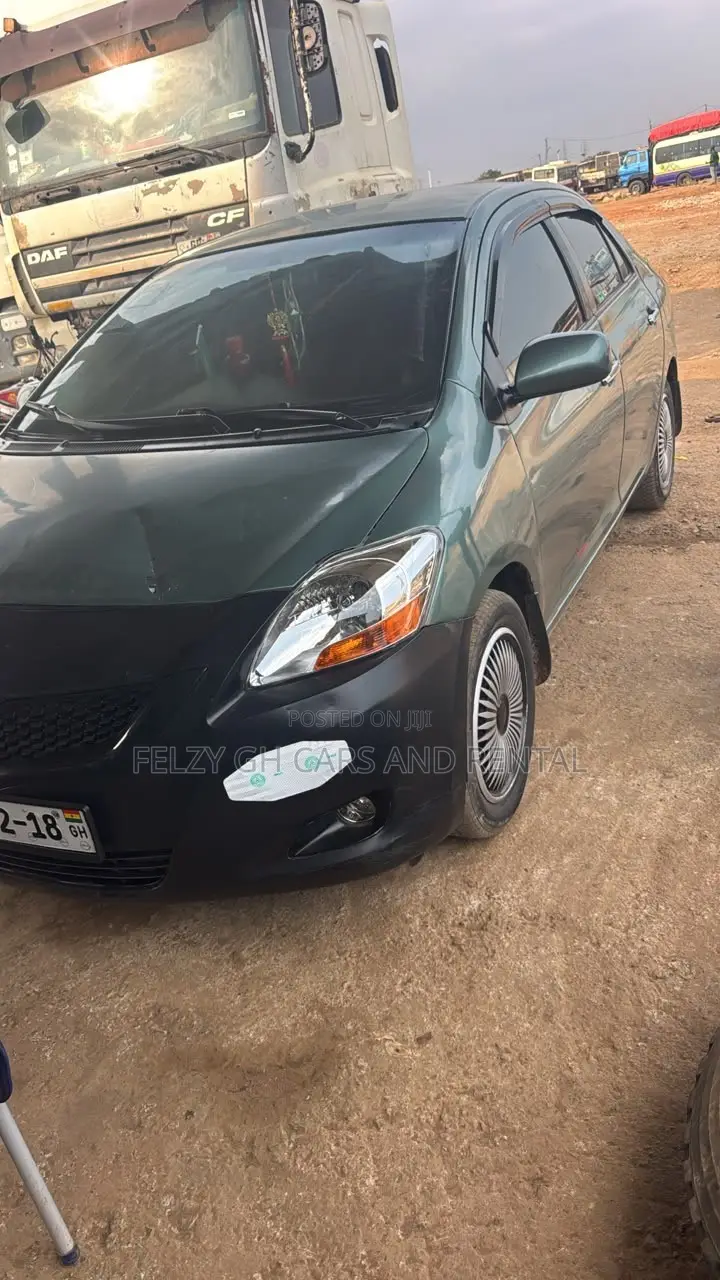 Toyota Yaris Base Sedan 4dr 2010 Gray