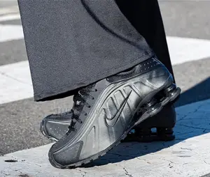 Nike Shox R4 "Triple Black"