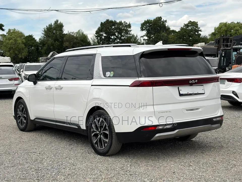Kia Carnival 2023 White