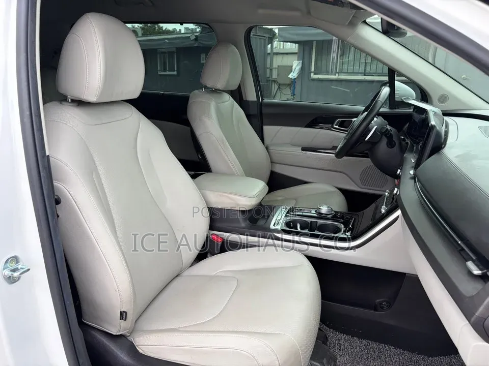 Kia Carnival 2023 White