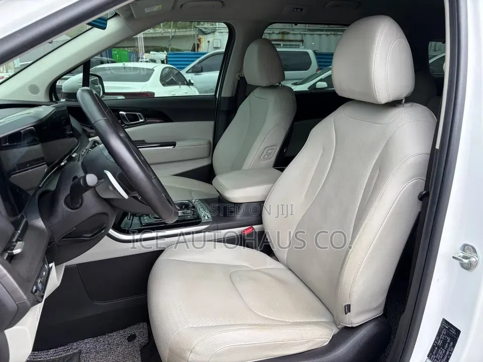 Kia Carnival 2023 White