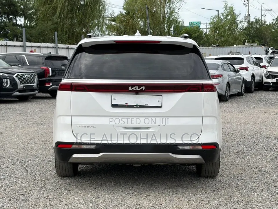 Kia Carnival 2023 White
