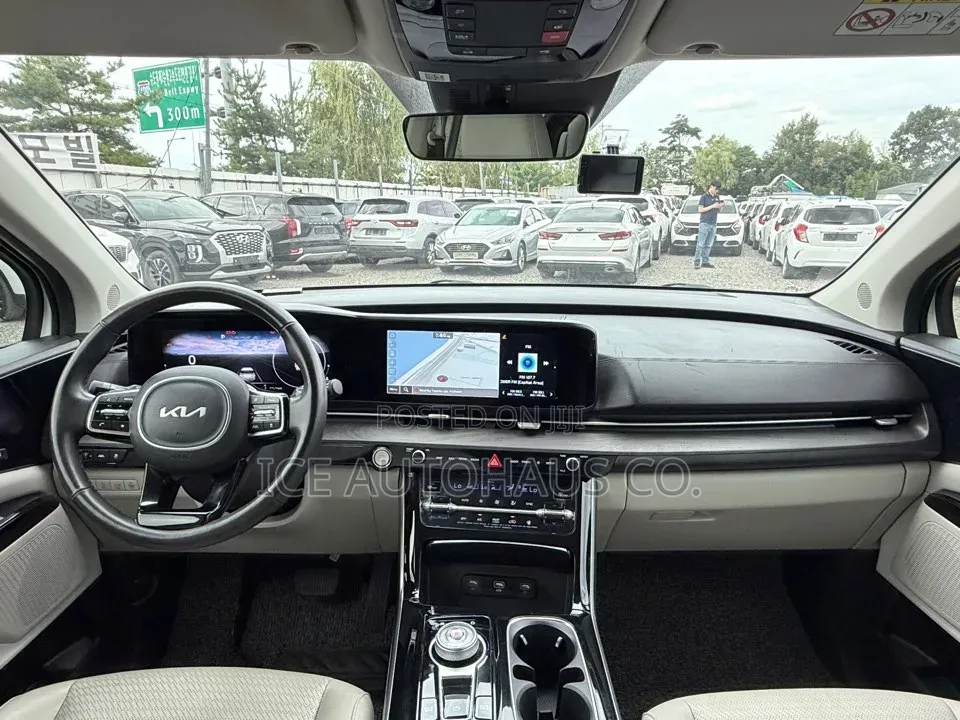 Kia Carnival 2023 White