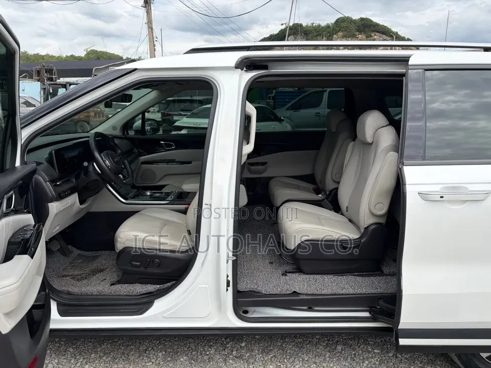 Kia Carnival 2023 White