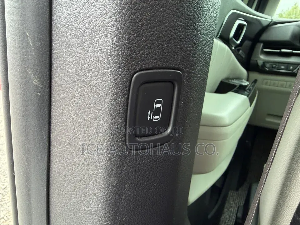 Kia Carnival 2023 White