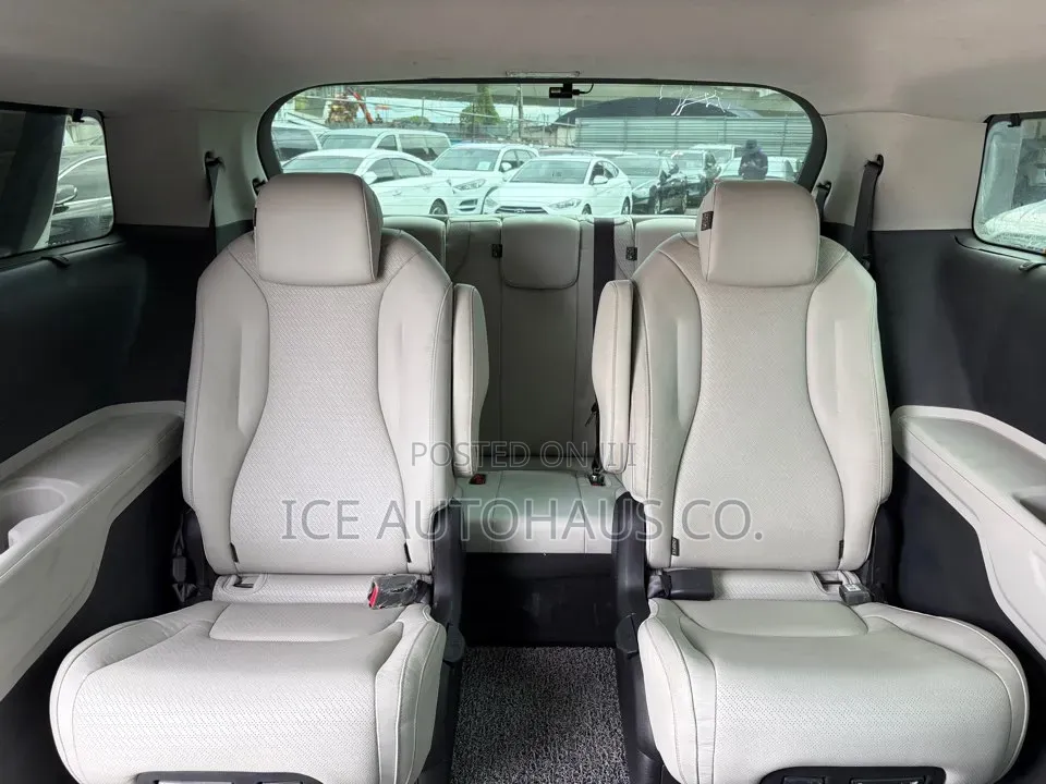 Kia Carnival 2023 White