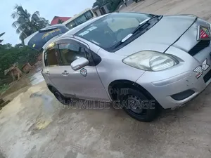 Toyota Vitz 2010 Silver