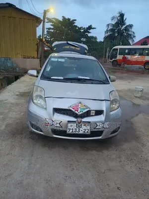 Toyota Vitz 2010 Silver