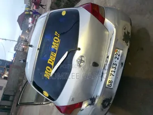 Toyota Vitz 2010 Silver