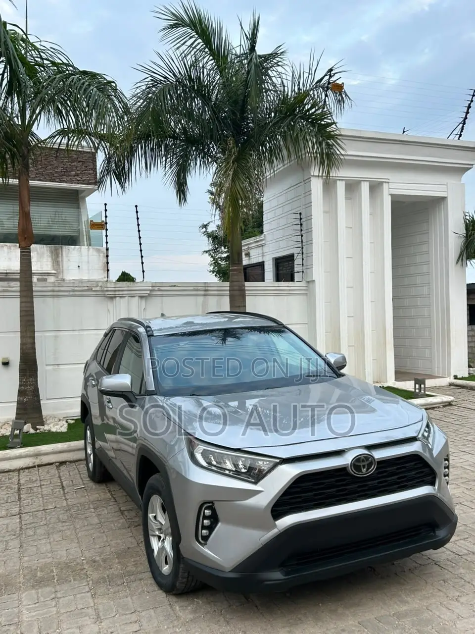 Toyota RAV4 XLE FWD 2020 Silver