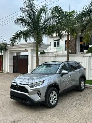 Toyota RAV4 XLE FWD 2020 Silver