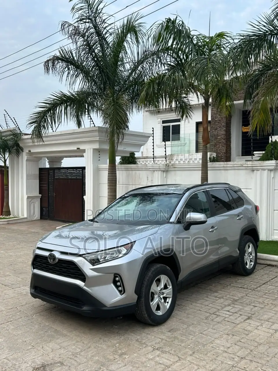 Toyota RAV4 XLE FWD 2020 Silver