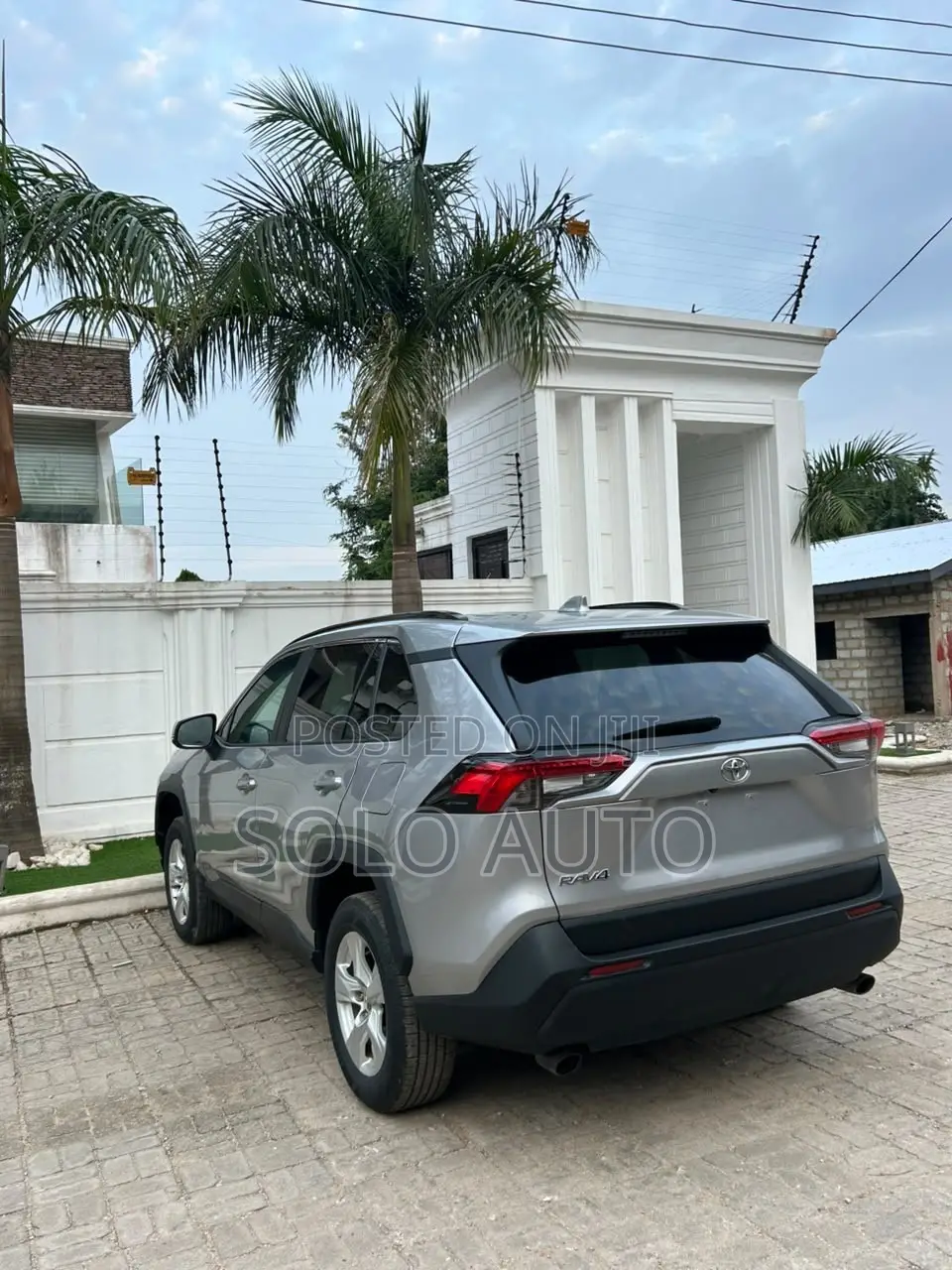 Toyota RAV4 XLE FWD 2020 Silver