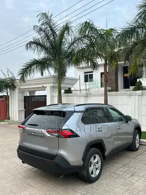 Toyota RAV4 XLE FWD 2020 Silver