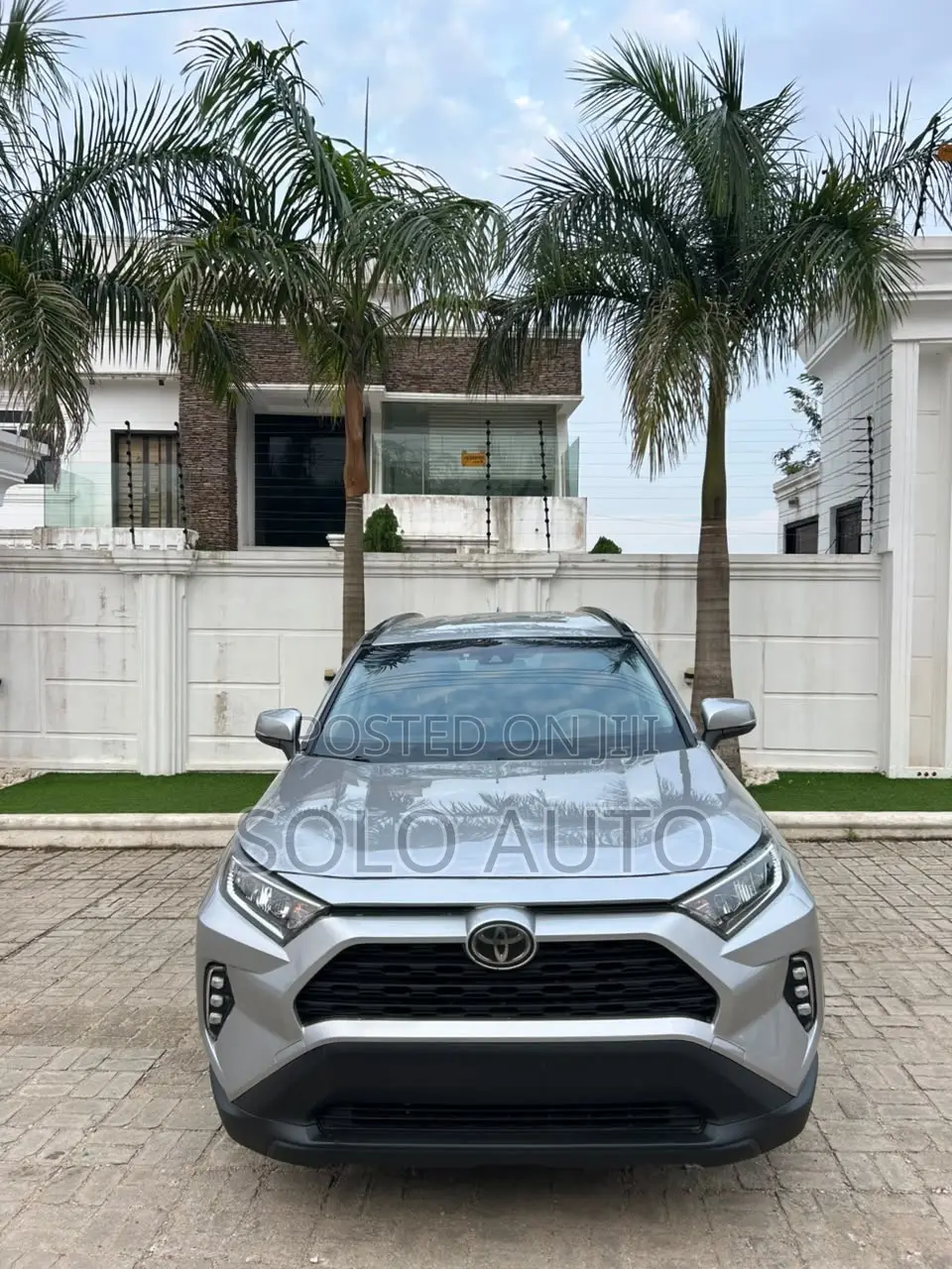Toyota RAV4 XLE FWD 2020 Silver