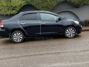 Toyota Yaris Base Sedan 4dr 2010 Black