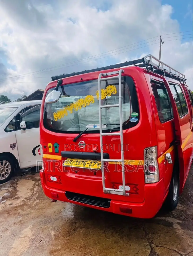 Nissan Caravan (Urvan) 2011 Red