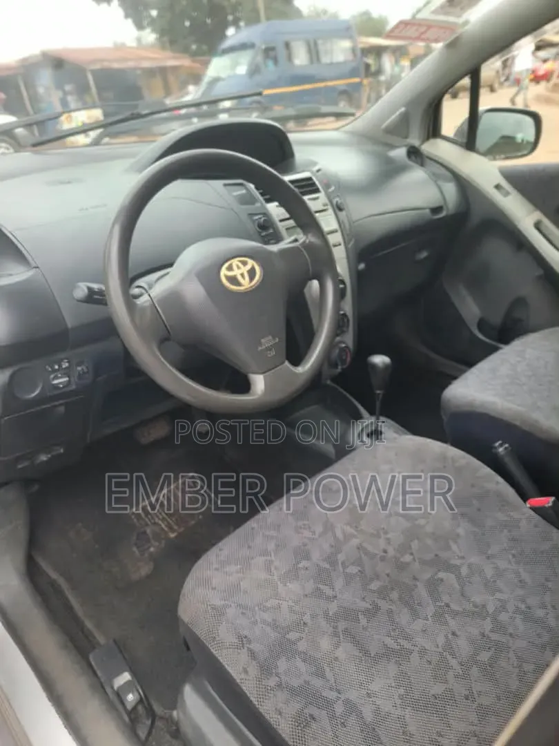 Toyota Vitz 2010 Silver