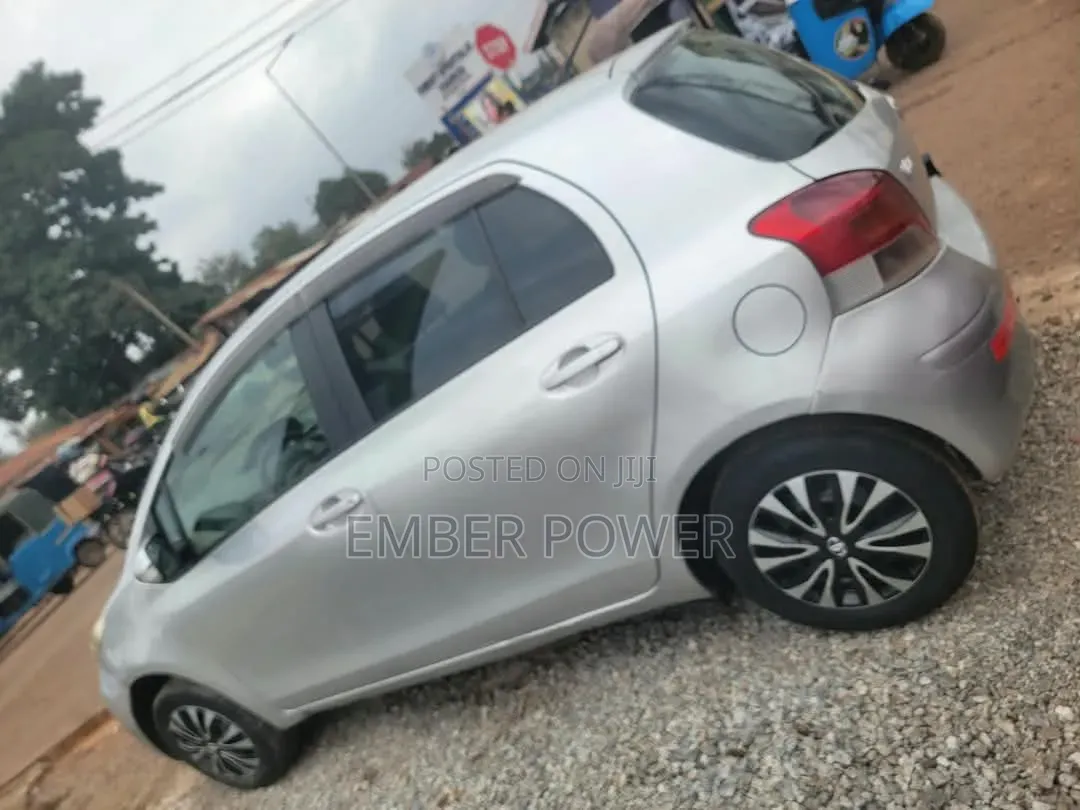 Toyota Vitz 2010 Silver