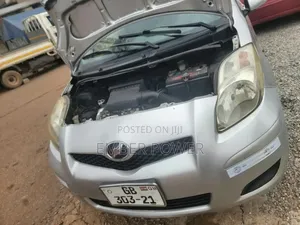 Toyota Vitz 2010 Silver