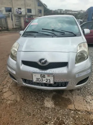 Toyota Vitz 2010 Silver
