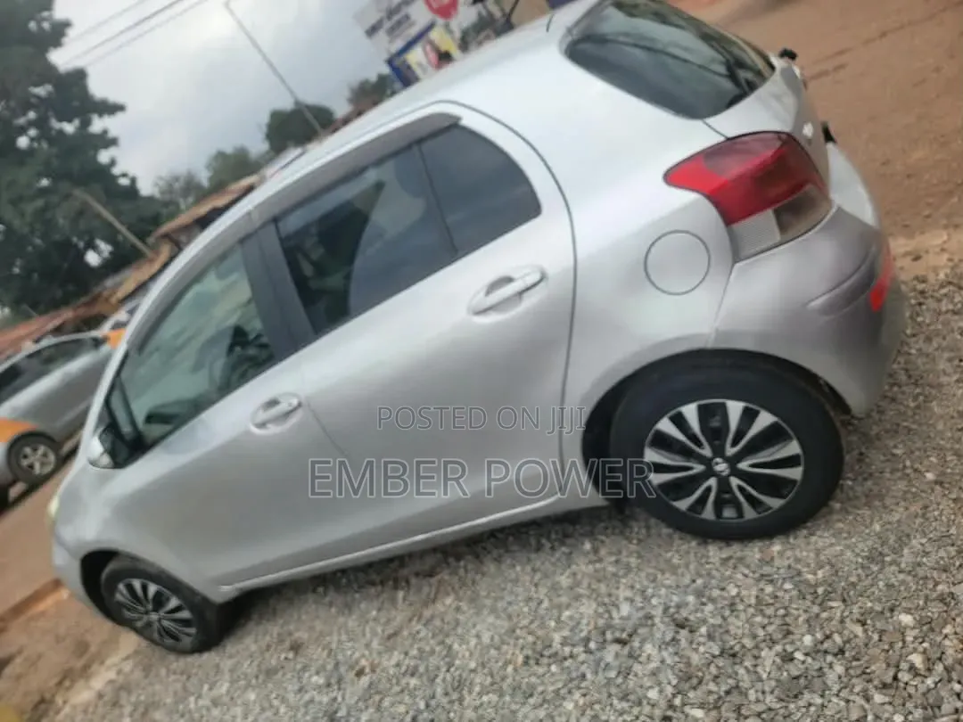 Toyota Vitz 2010 Silver