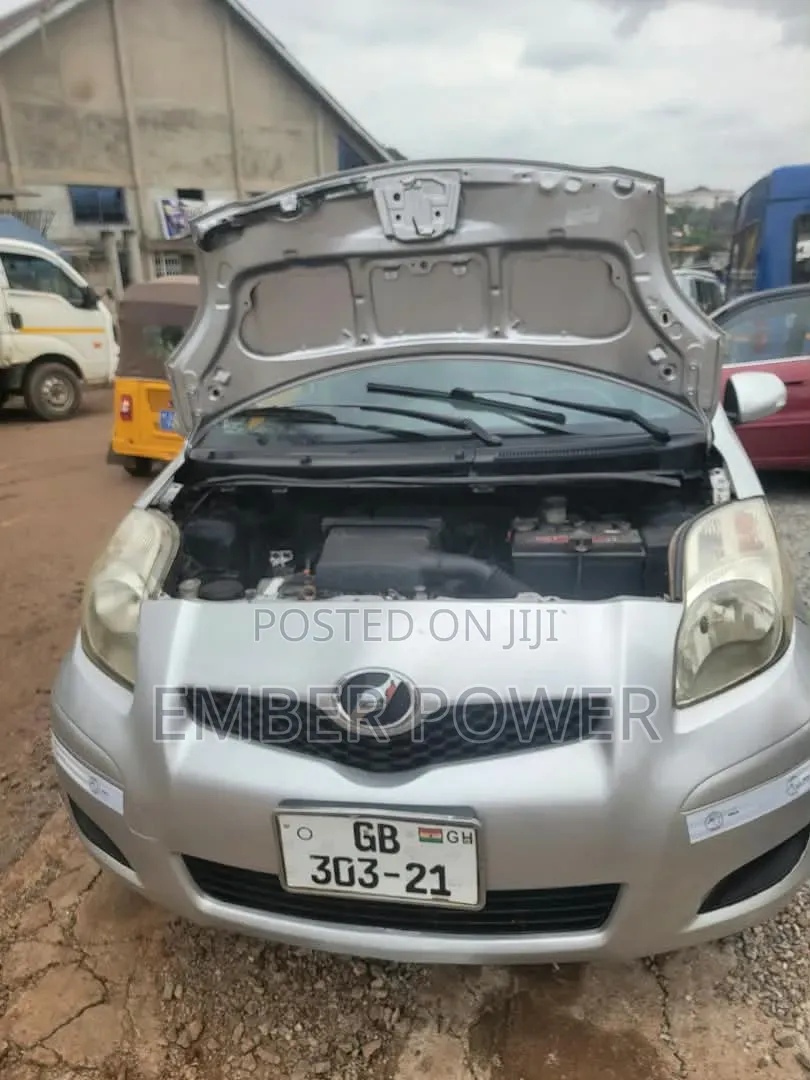 Toyota Vitz 2010 Silver