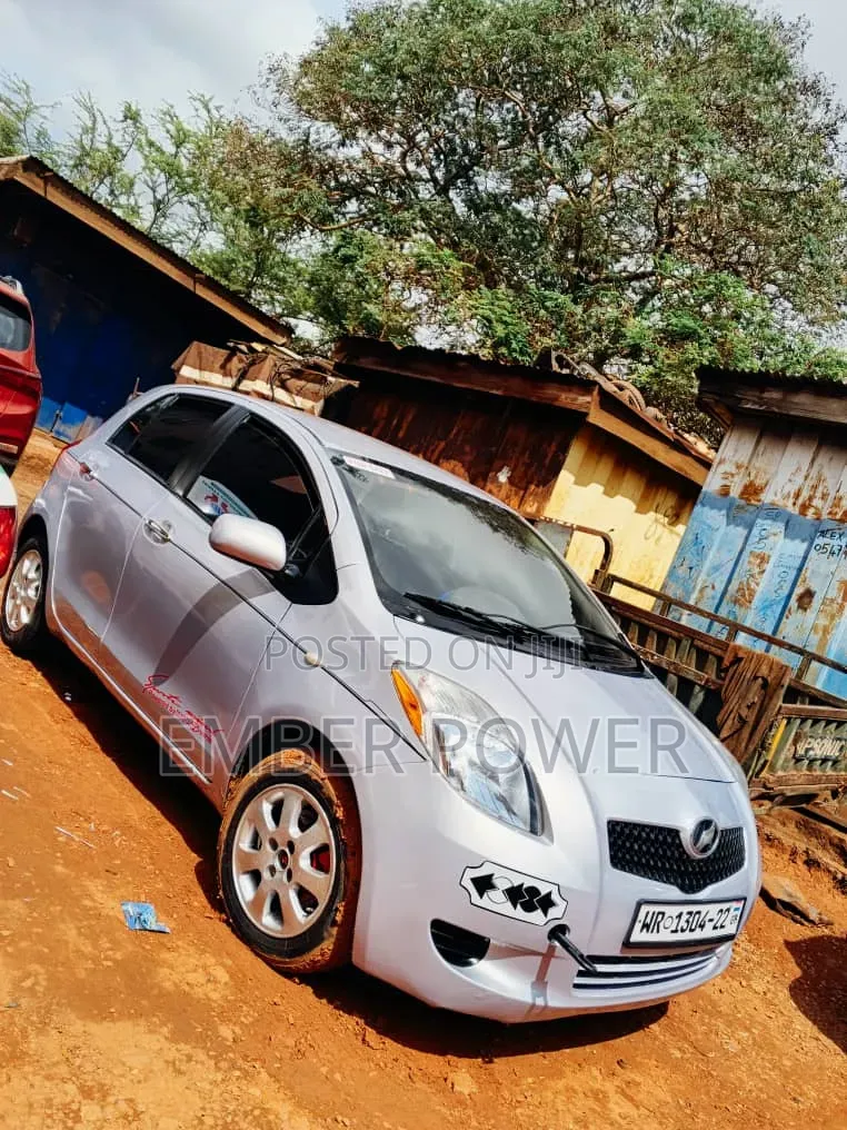 Toyota Vitz 2010 White