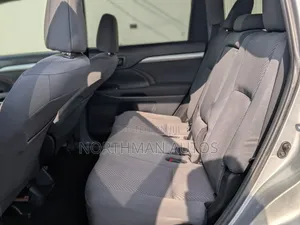 Toyota Highlander LE 2019 Silver