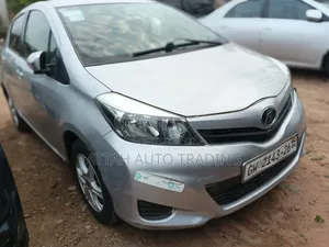 Toyota Vitz 2012 Silver