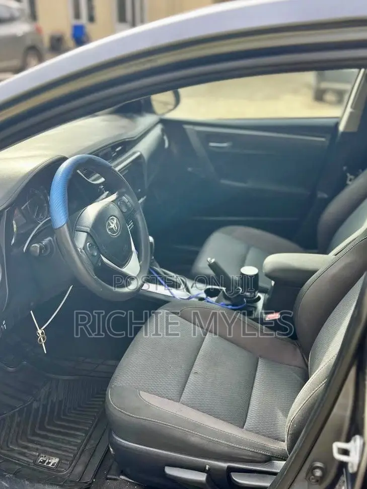 Toyota Corolla LE (1.8L 4cyl 2A) 2019 Gray