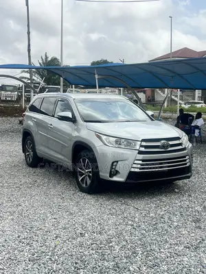Toyota Highlander XLE 4x4 V6 (3.5L 6cyl 8A) 2018 Silver