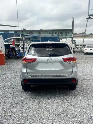 Toyota Highlander XLE 4x4 V6 (3.5L 6cyl 8A) 2018 Silver