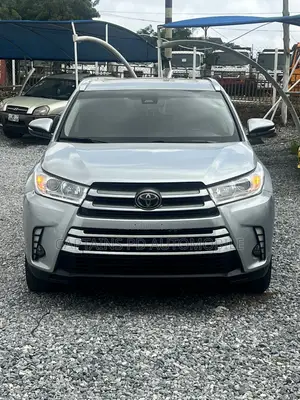Toyota Highlander XLE 4x4 V6 (3.5L 6cyl 8A) 2018 Silver