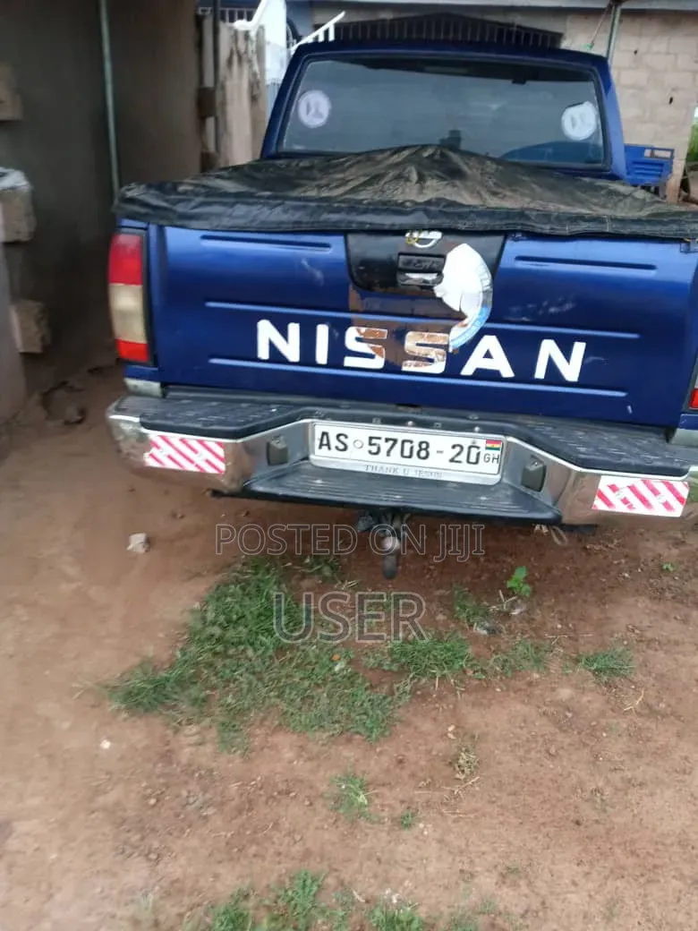 Nissan Hardbody 2013 Blue