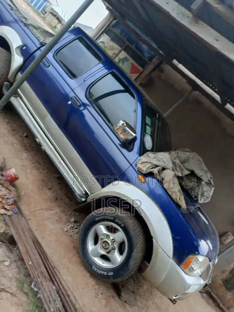 Nissan Hardbody 2013 Blue
