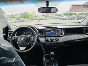 Toyota RAV4 LE AWD (2.5L 4cyl 6A) 2017 White